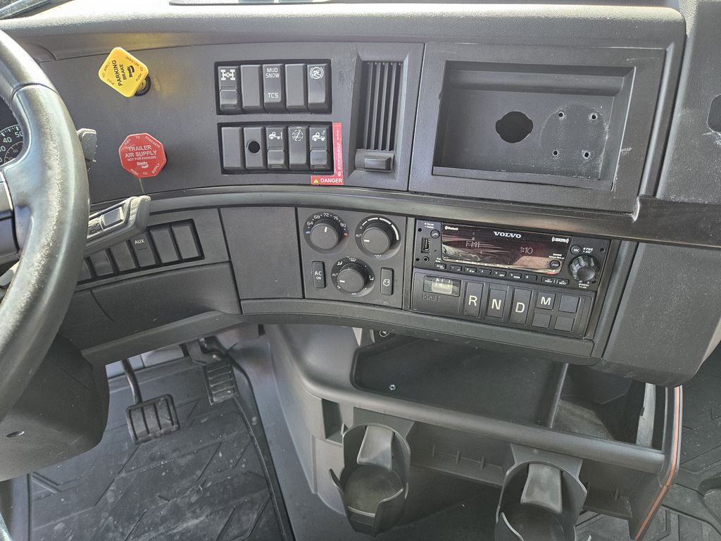 Slide images of 2022 VOLVO VNL64T860