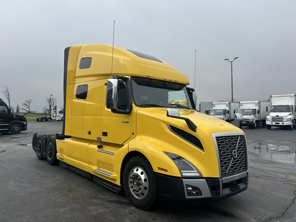 Slide images of 2022 VOLVO VNL64T760