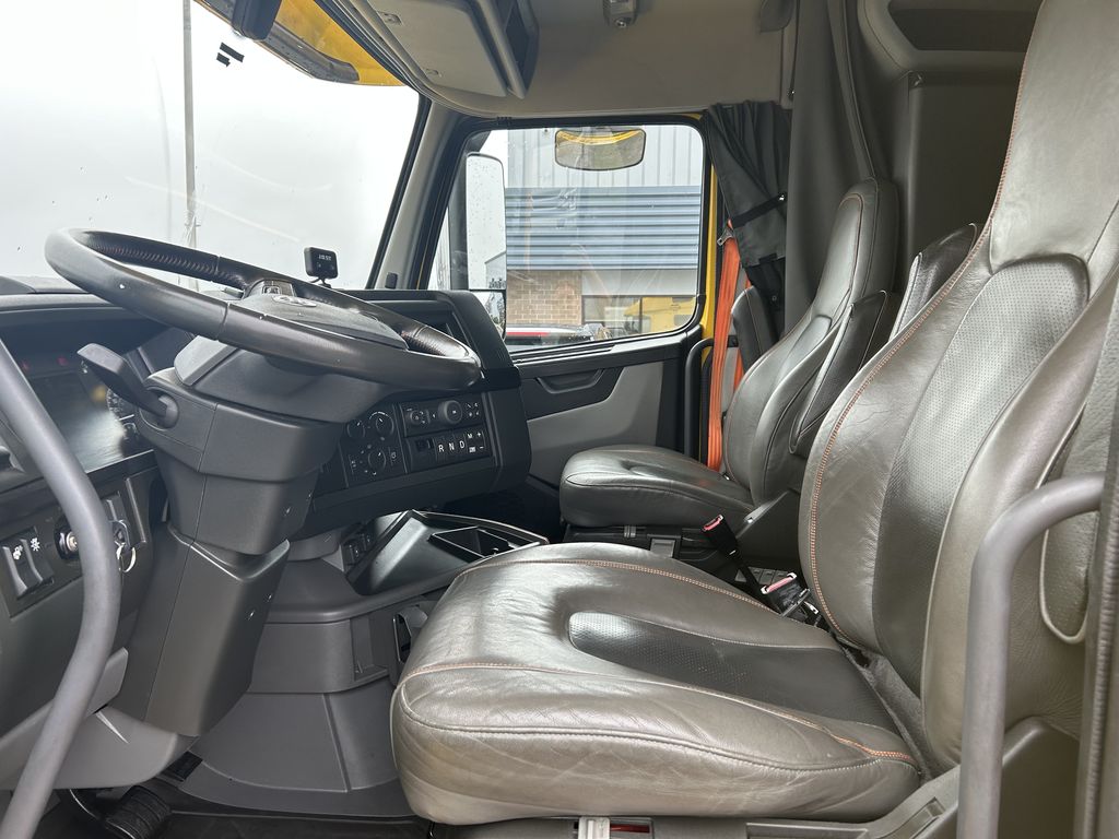 Slide images of 2022 VOLVO VNL64T760