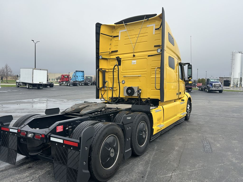 Slide images of 2022 VOLVO VNL64T760