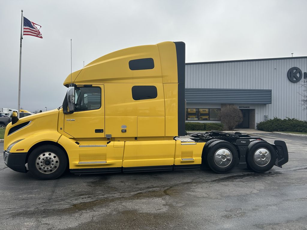 Slide images of 2022 VOLVO VNL64T760