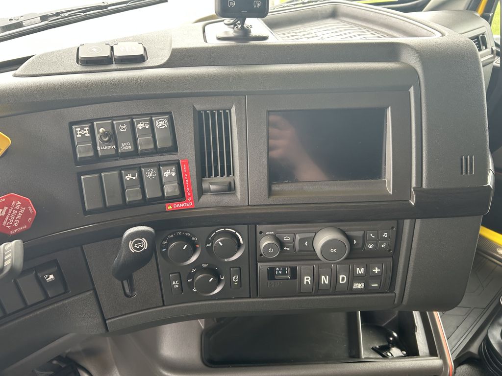 Slide images of 2022 VOLVO VNL64T760