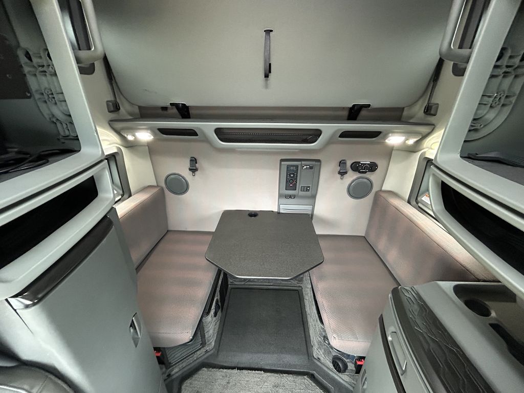 Slide images of 2022 VOLVO VNL64T760