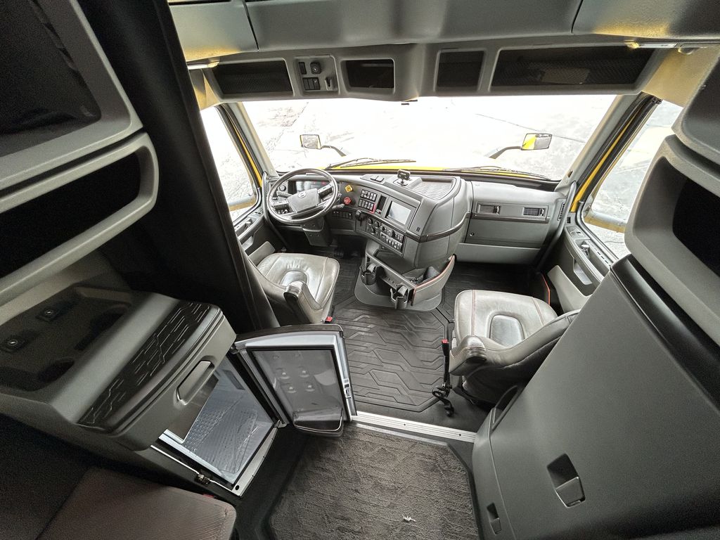 Slide images of 2022 VOLVO VNL64T760