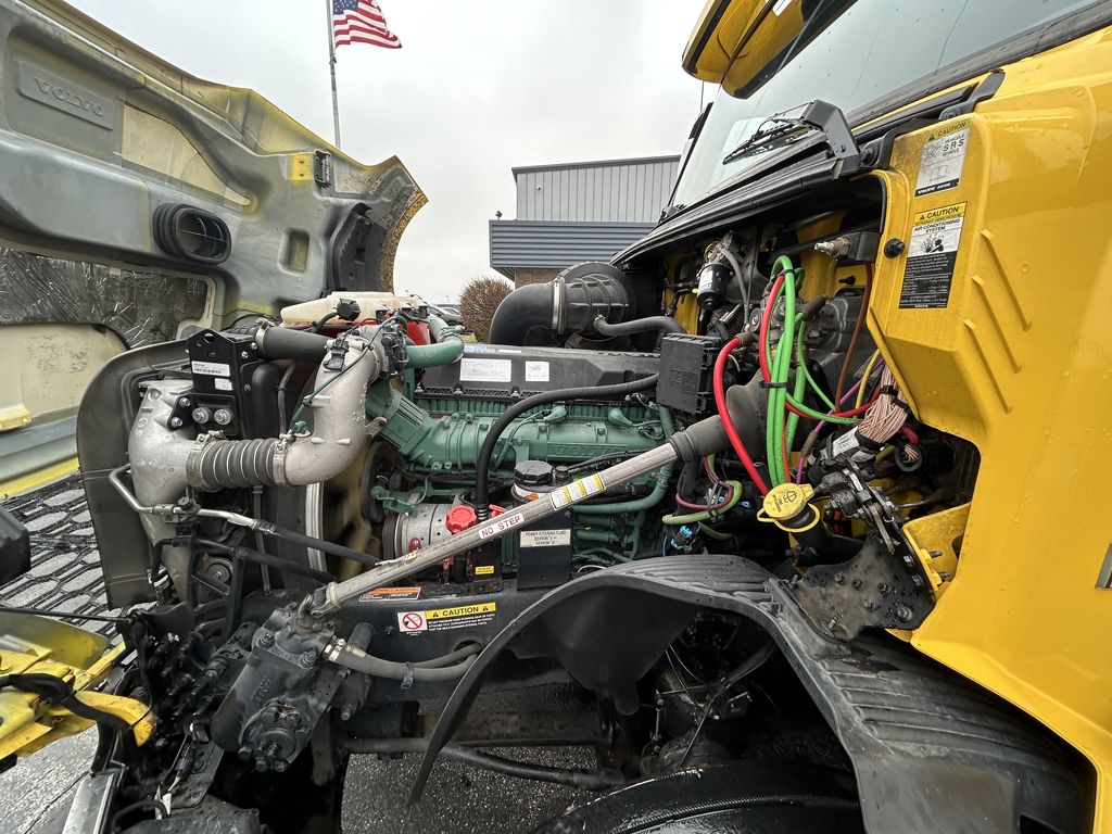 Slide images of 2022 VOLVO VNL64T760