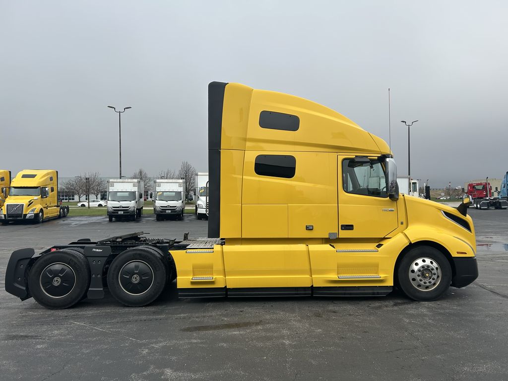 Slide images of 2022 VOLVO VNL64T760