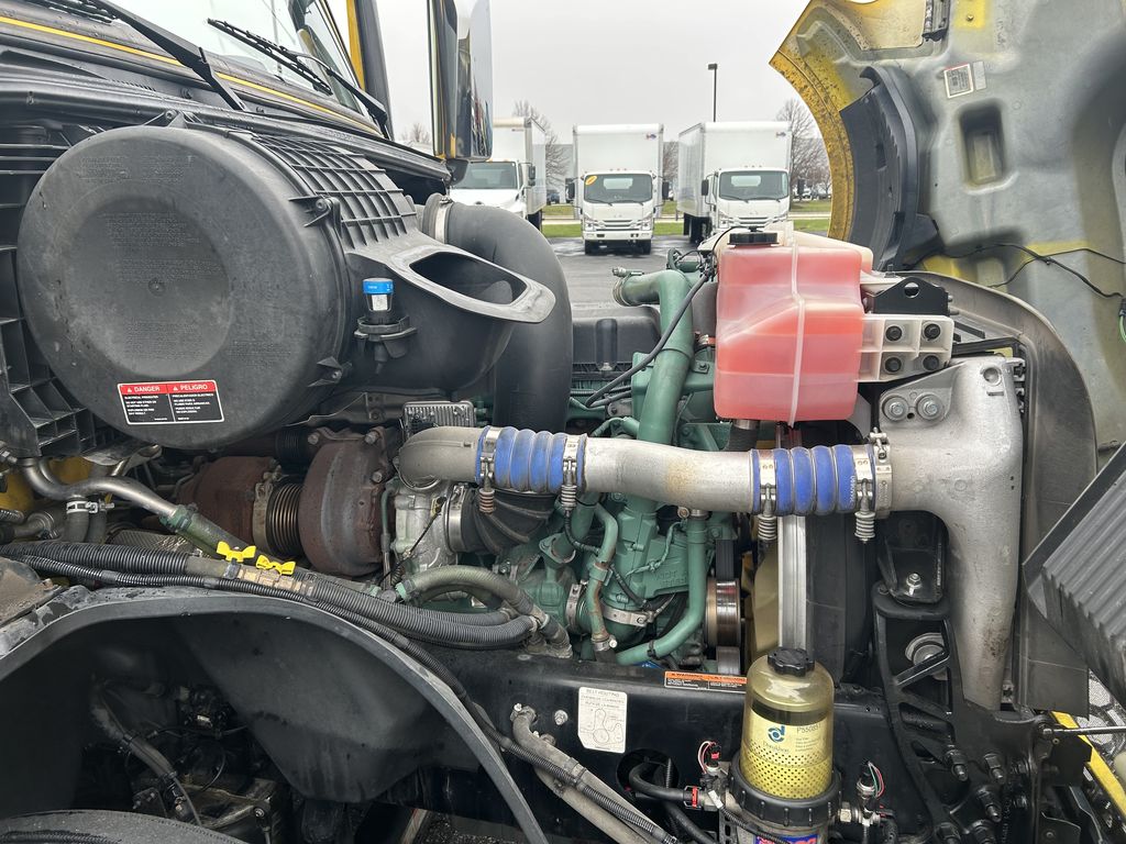 Slide images of 2022 VOLVO VNL64T760