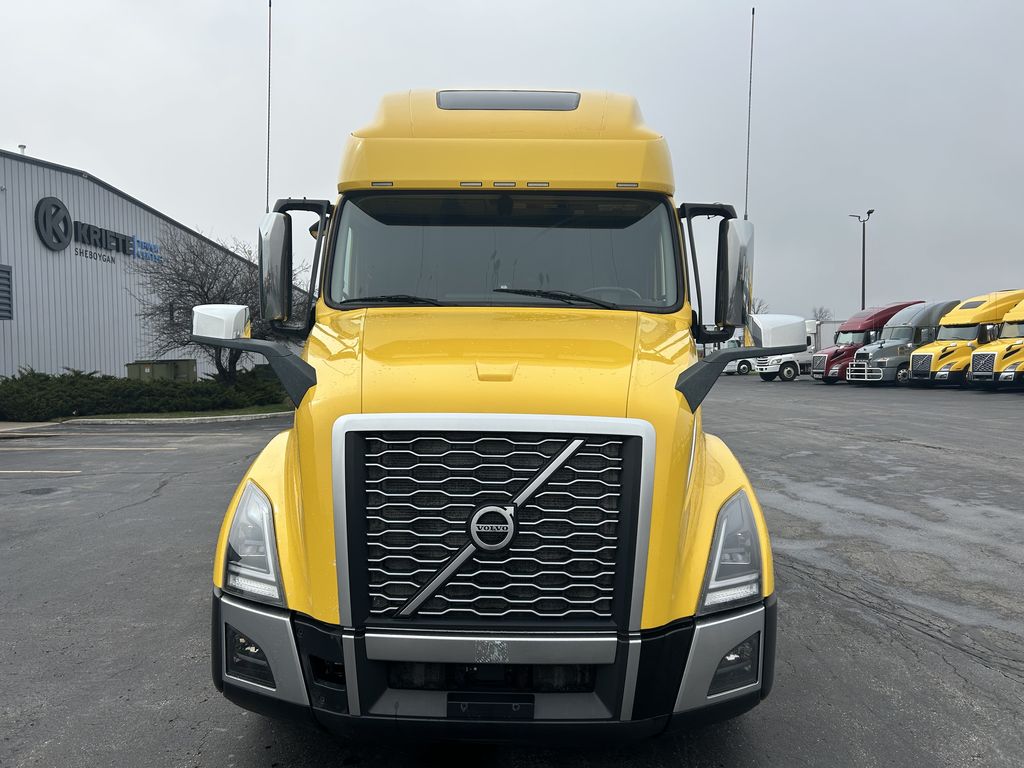 Slide images of 2022 VOLVO VNL64T760