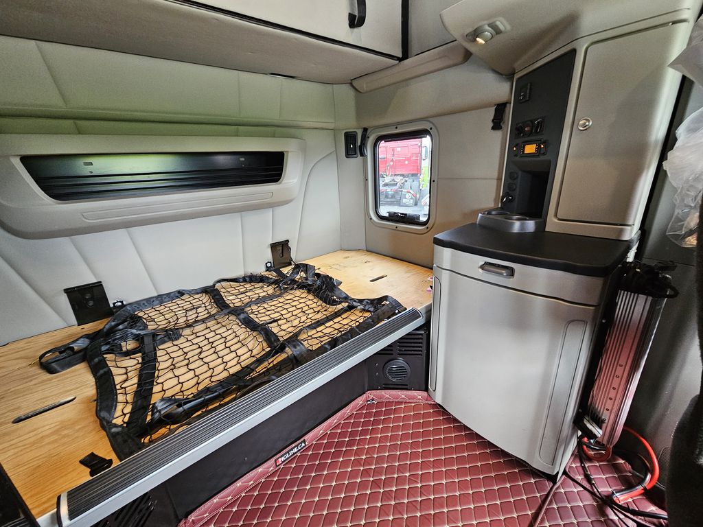 Slide images of 2022 PETERBILT TRK 