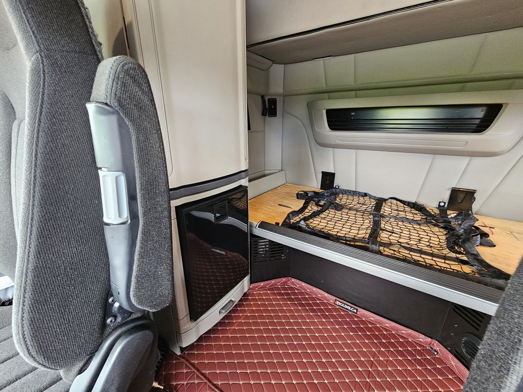 Slide images of 2022 PETERBILT TRK 