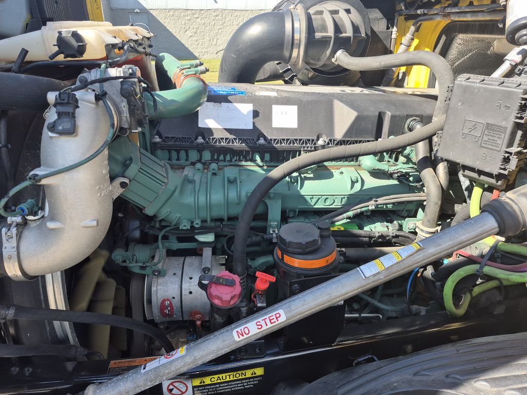 Slide images of 2023 VOLVO VNL64T760