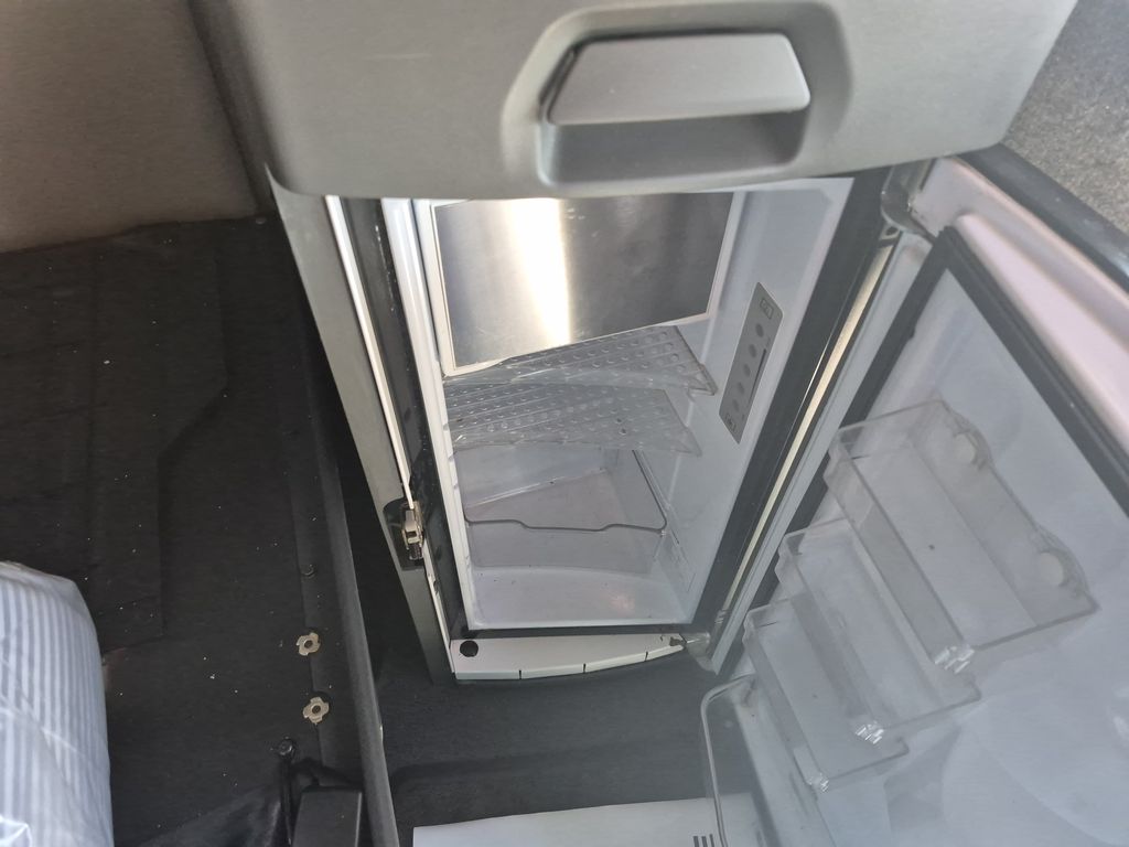 Slide images of 2023 VOLVO VNL64T760