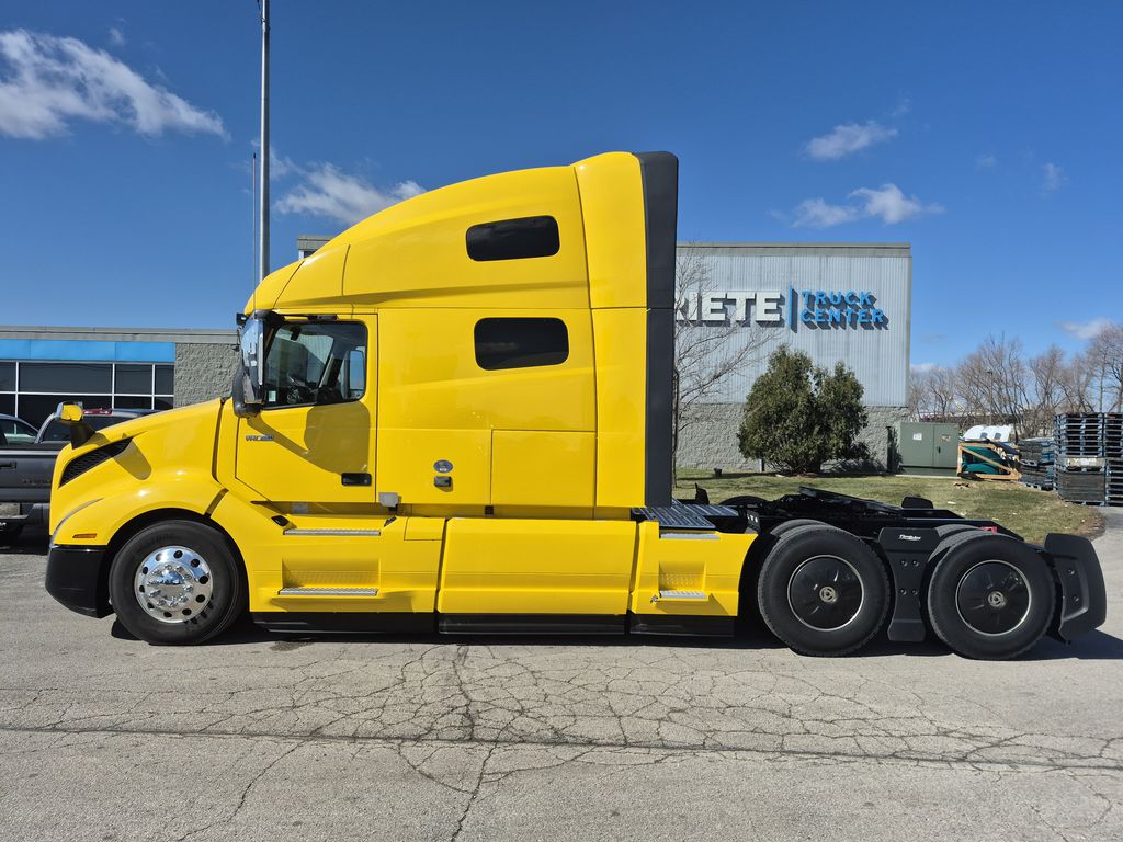 Slide images of 2023 VOLVO VNL64T760