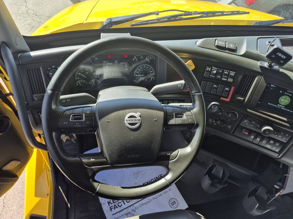 Slide images of 2023 VOLVO VNL64T760