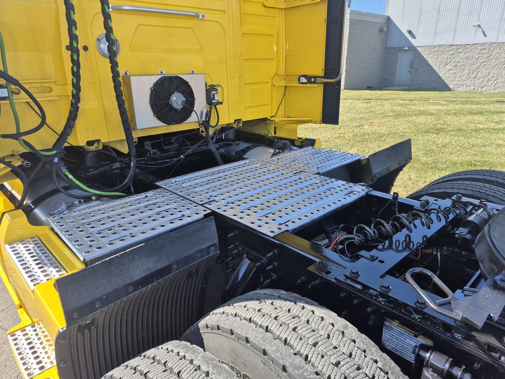 Slide images of 2023 VOLVO VNL64T760