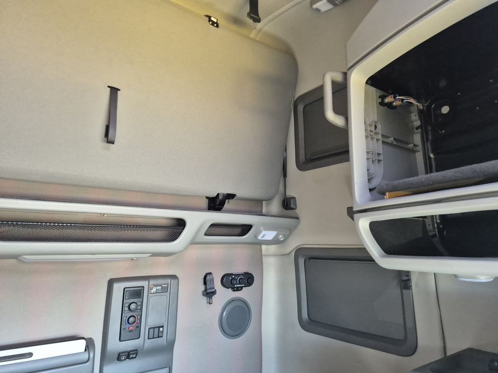 Slide images of 2023 VOLVO VNL64T760