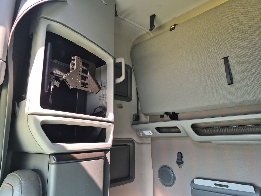 Slide images of 2023 VOLVO VNL64T760