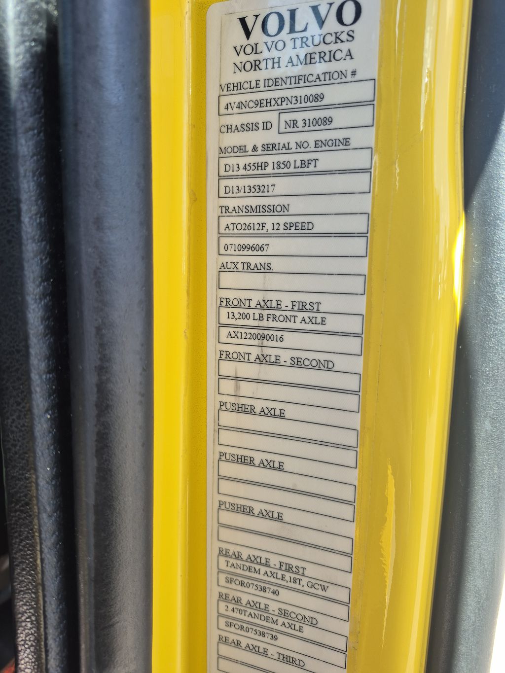 Slide images of 2023 VOLVO VNL64T760