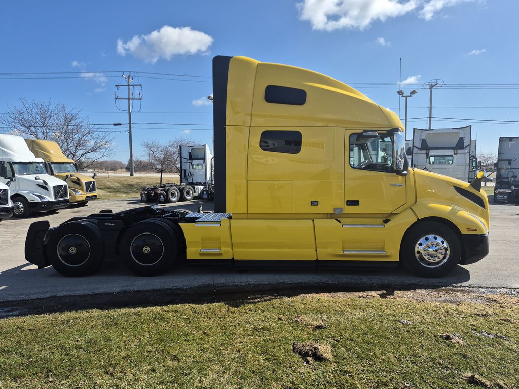 Slide images of 2023 VOLVO VNL64T760