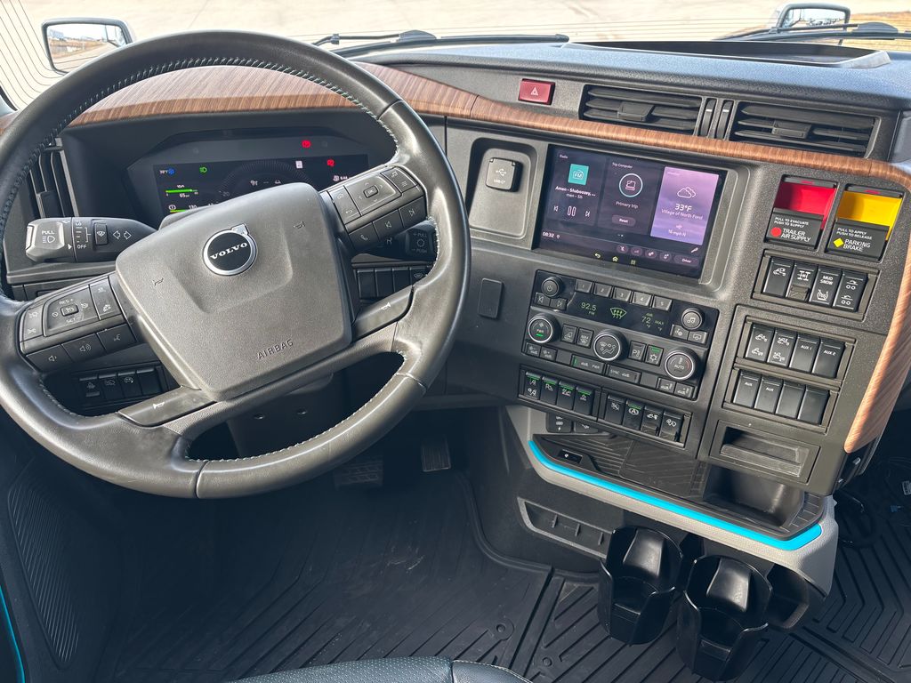 Slide images of 2025 VOLVO VNL64T860