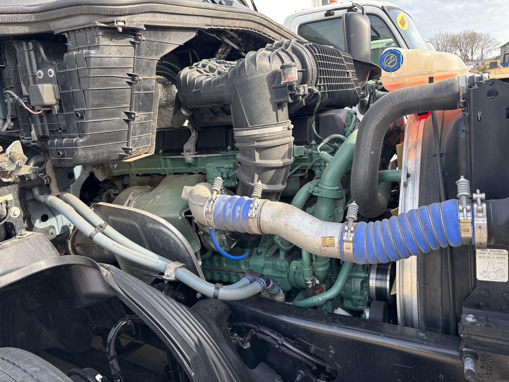 Slide images of 2025 VOLVO VNL64T860