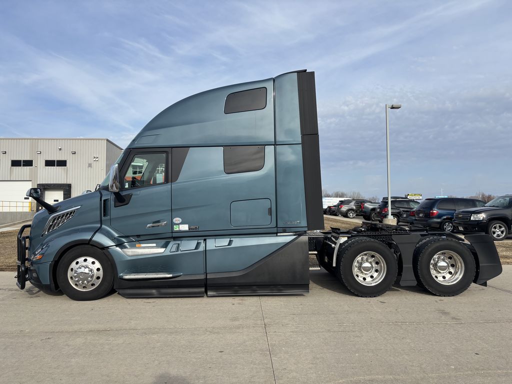 Slide images of 2025 VOLVO VNL64T860