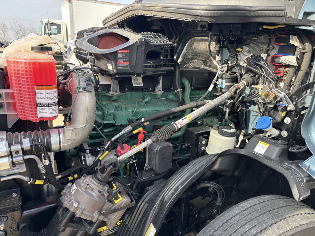 Slide images of 2025 VOLVO VNL64T860