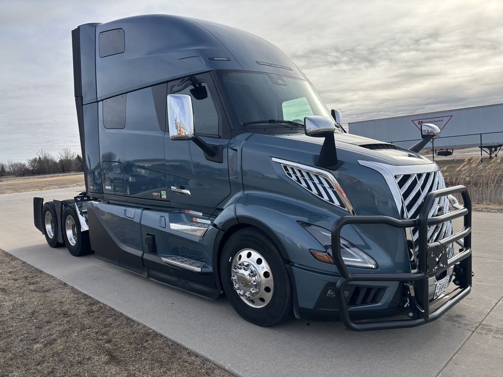 Slide images of 2025 VOLVO VNL64T860