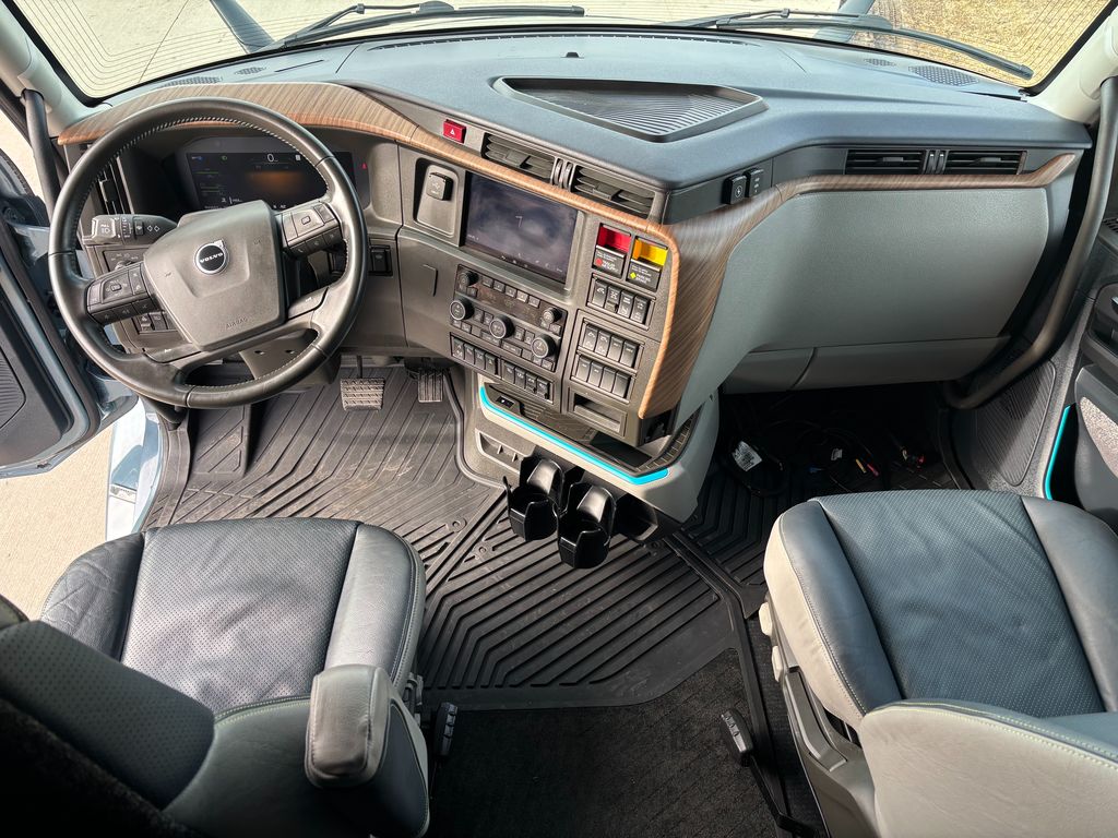 Slide images of 2025 VOLVO VNL64T860