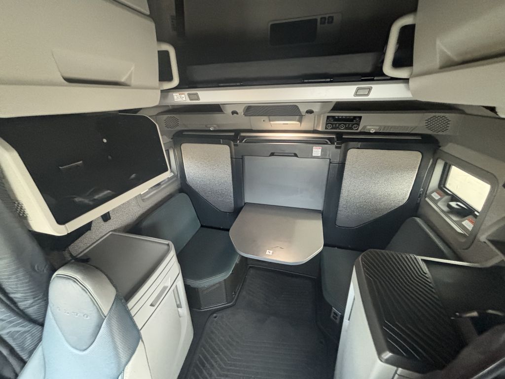 Slide images of 2025 VOLVO VNL64T860