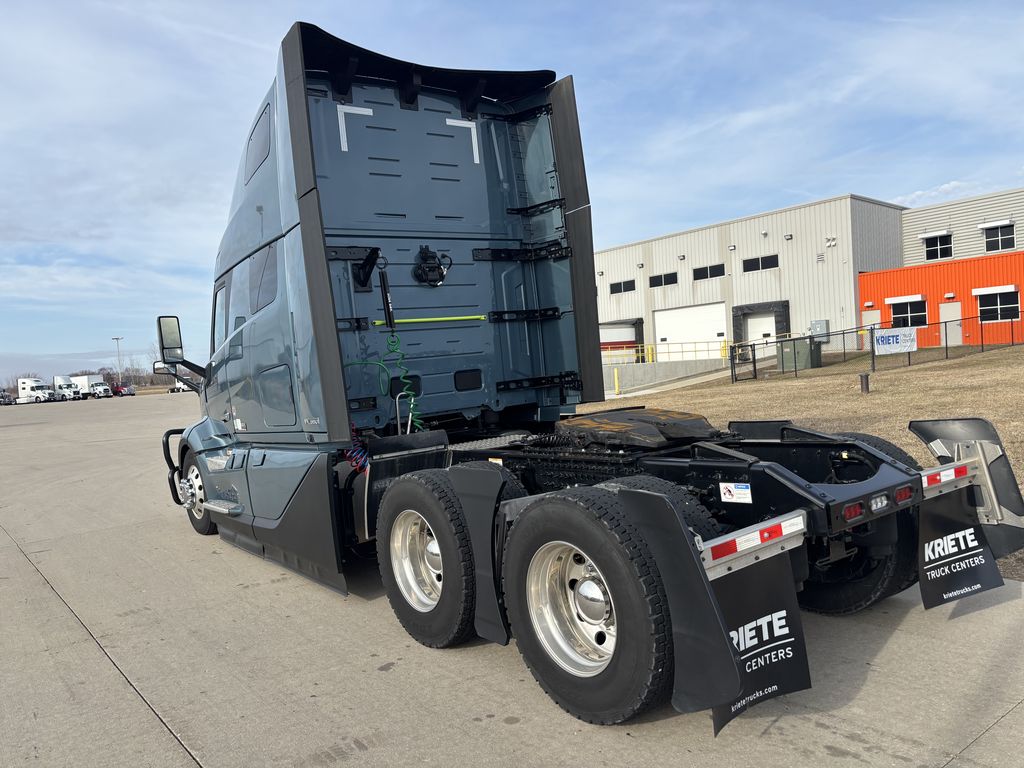 Slide images of 2025 VOLVO VNL64T860