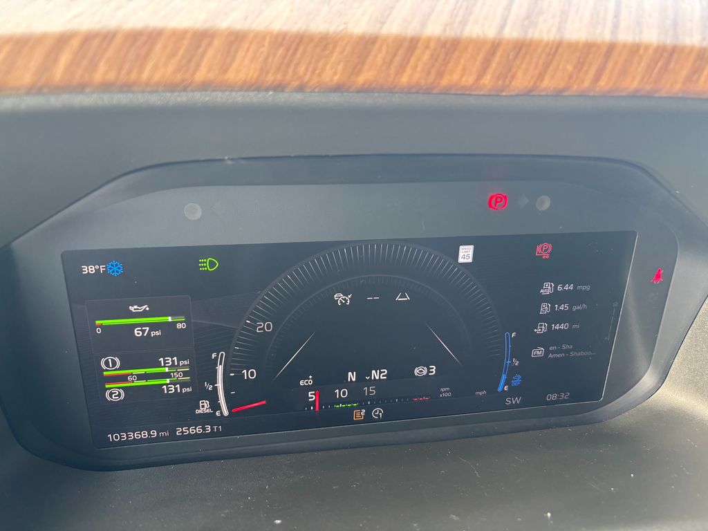 Slide images of 2025 VOLVO VNL64T860