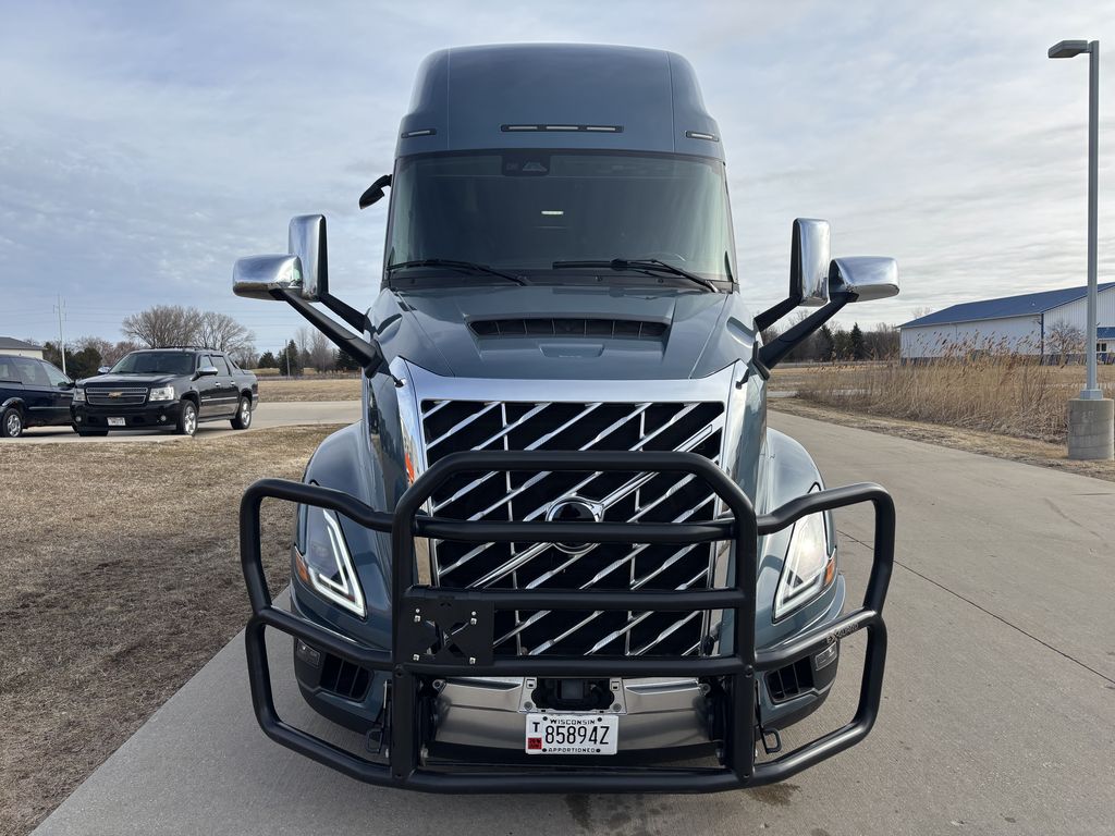 Slide images of 2025 VOLVO VNL64T860