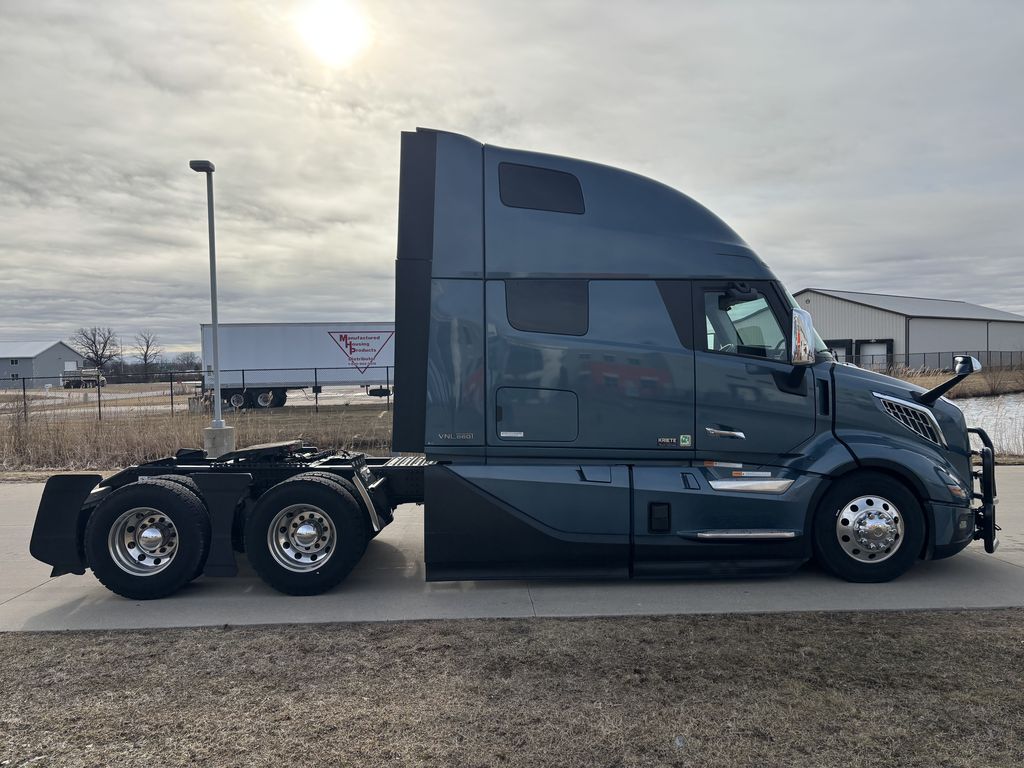 Slide images of 2025 VOLVO VNL64T860