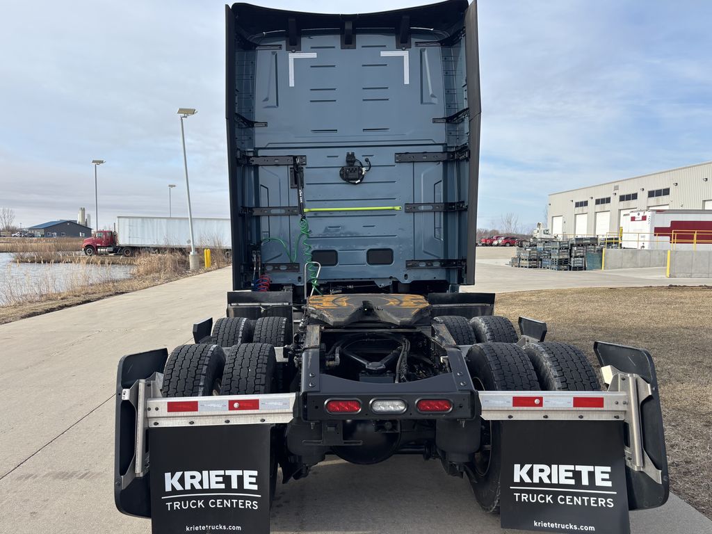 Slide images of 2025 VOLVO VNL64T860