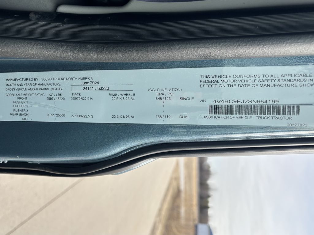 Slide images of 2025 VOLVO VNL64T860