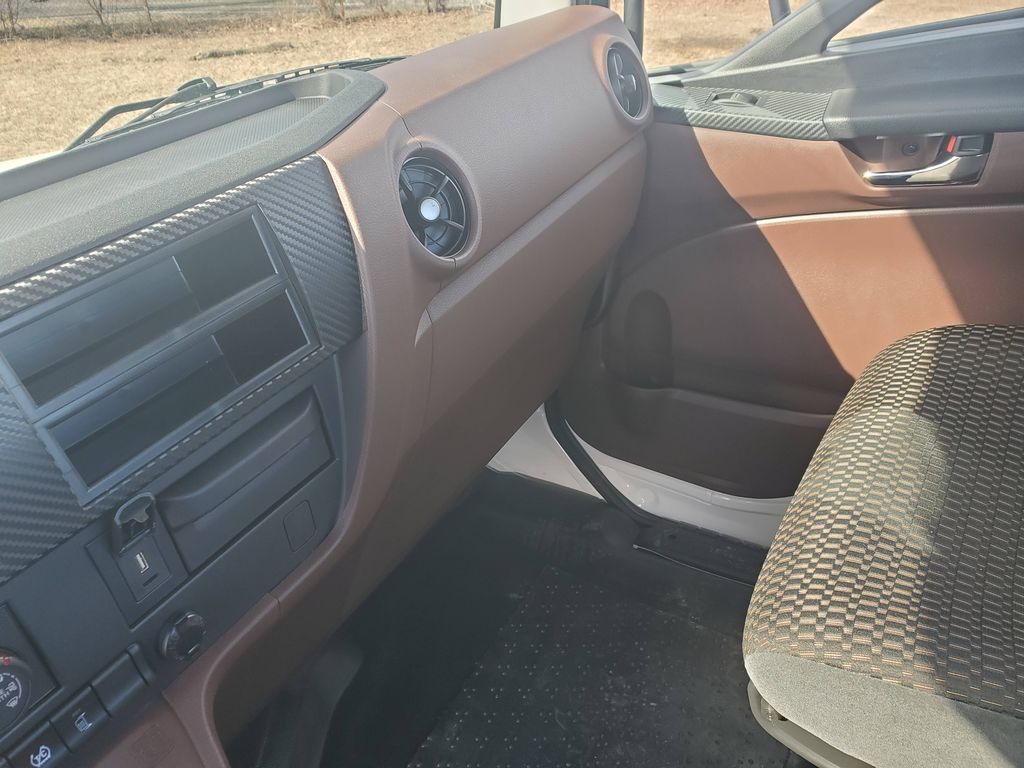 Slide images of 2026 HINO XL8 (SA TRAC.)