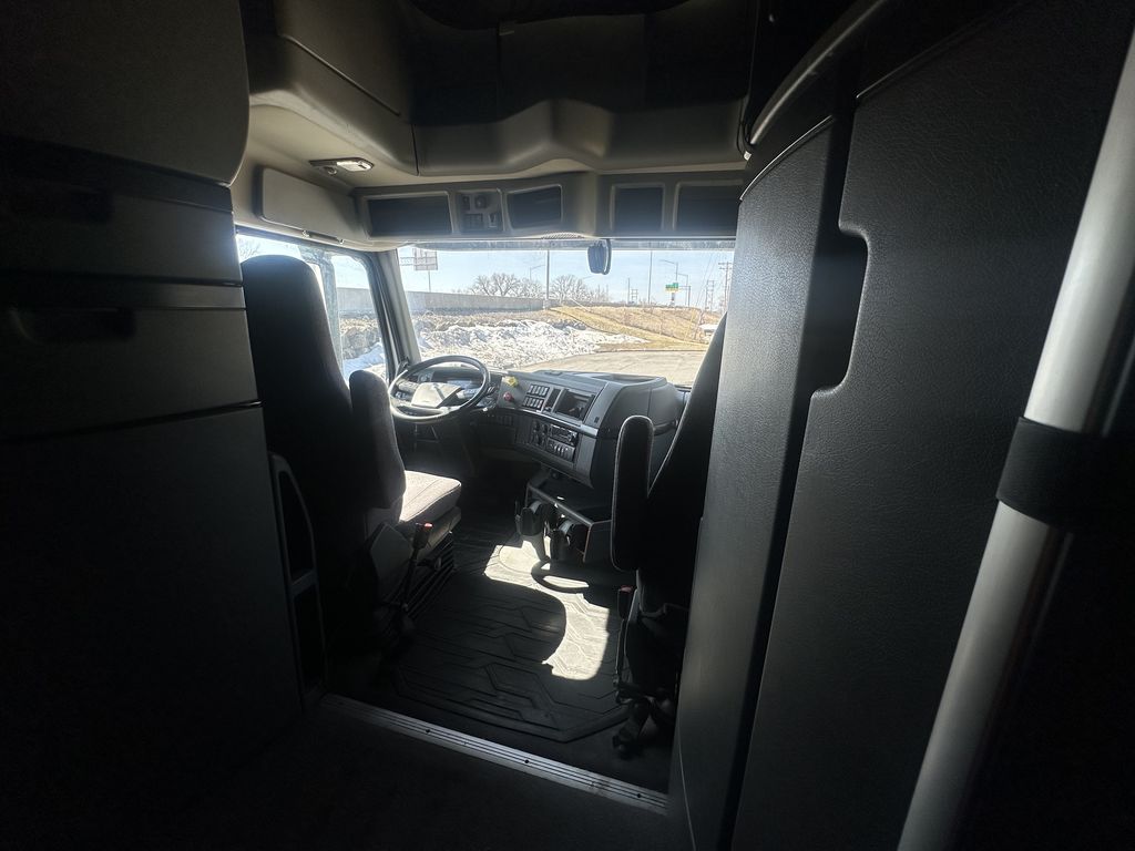 Slide images of 2022 VOLVO VNL64T860