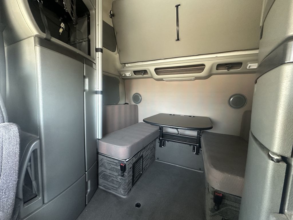 Slide images of 2022 VOLVO VNL64T860