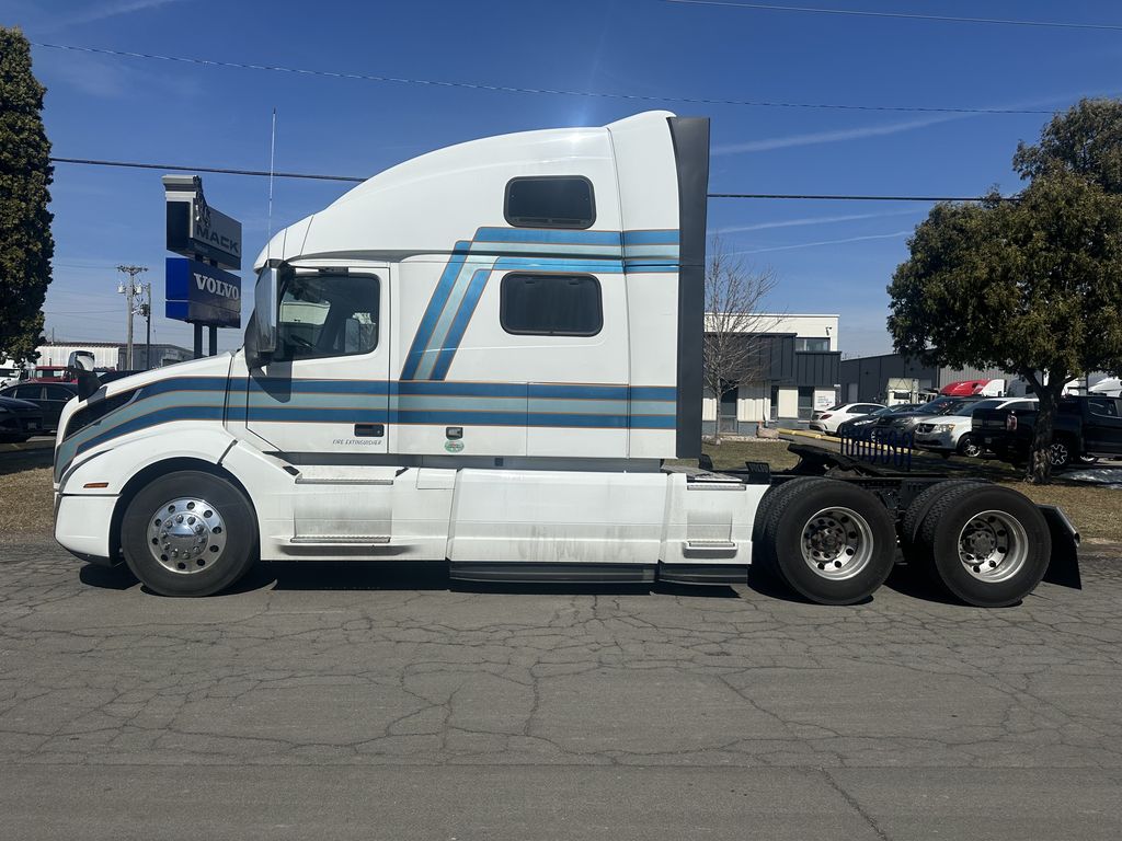 Slide images of 2022 VOLVO VNL64T860