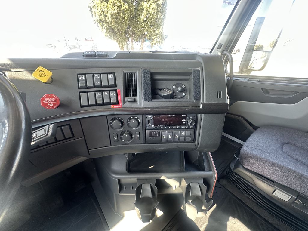 Slide images of 2022 VOLVO VNL64T860
