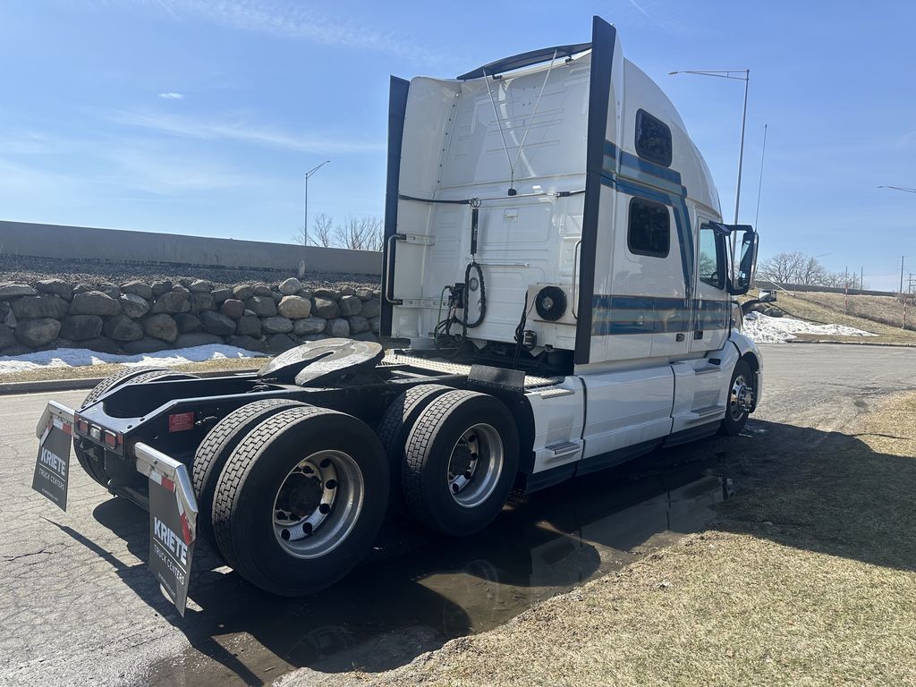 Slide images of 2022 VOLVO VNL64T860