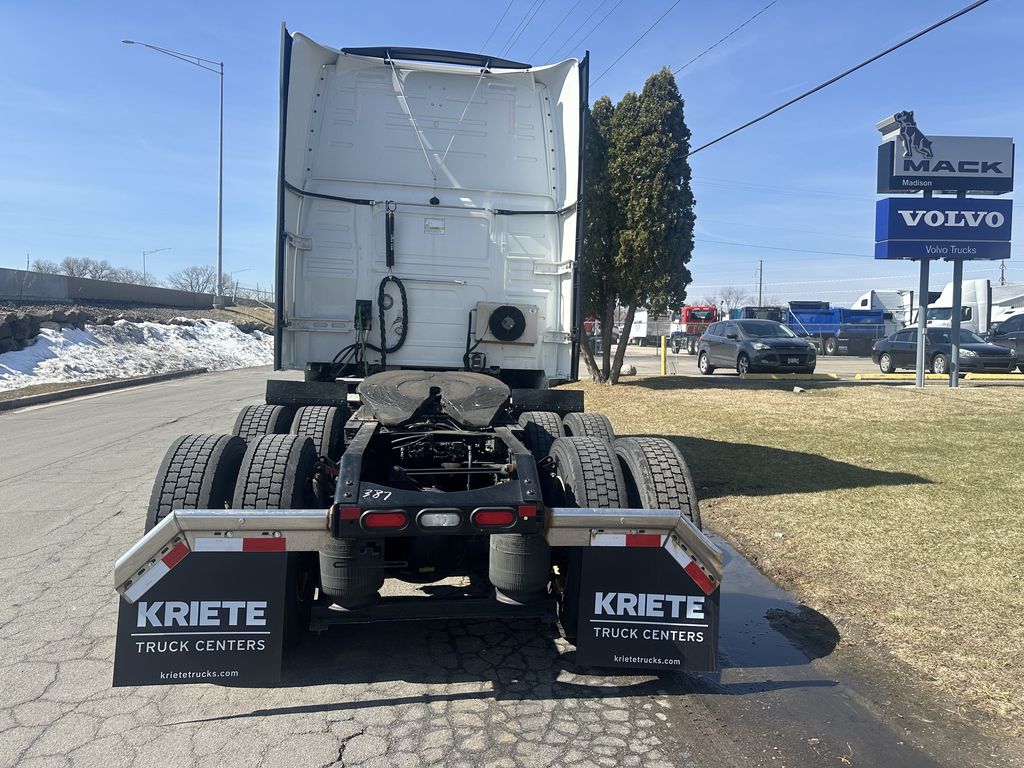 Slide images of 2022 VOLVO VNL64T860