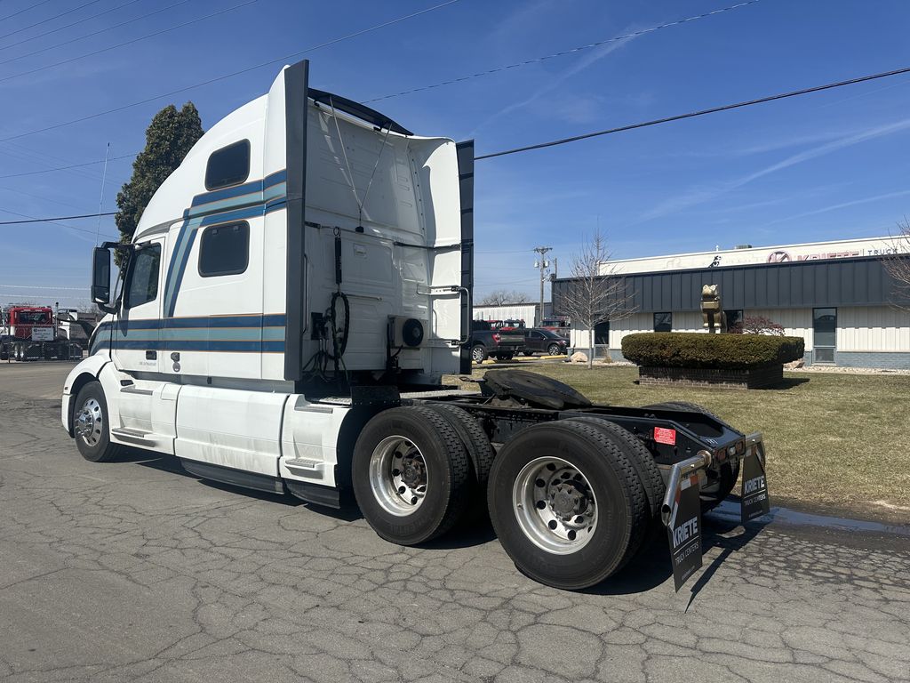Slide images of 2022 VOLVO VNL64T860