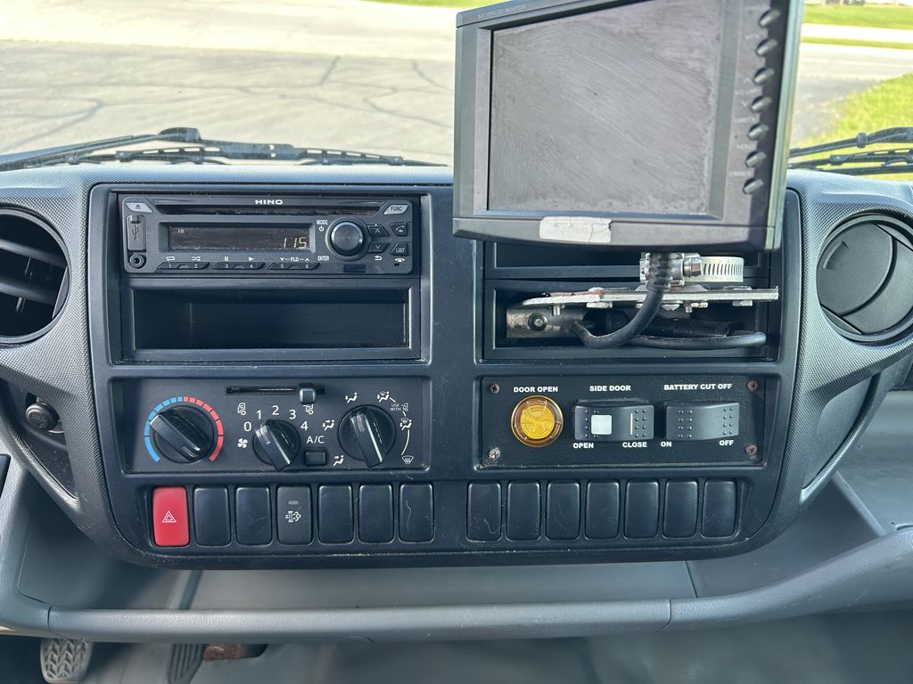 Slide images of 2018 HINO 195