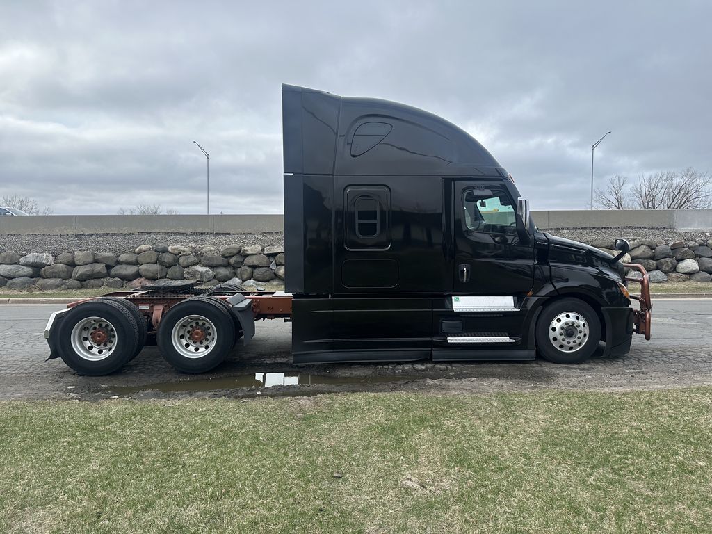 Slide images of 2022 FREIGHTLINER CASCADIA
