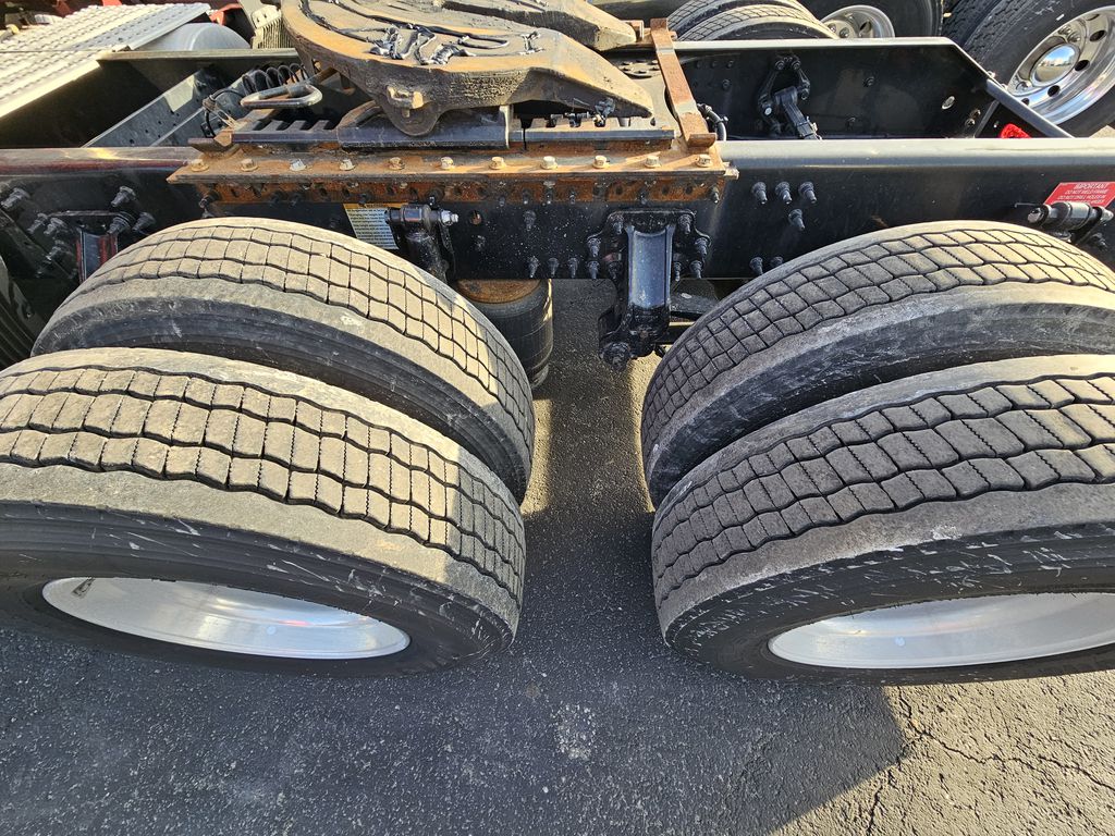 Slide images of 2023 VOLVO VNL64T860