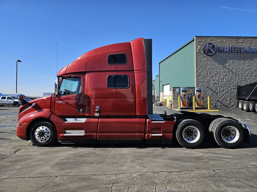 Slide images of 2023 VOLVO VNL64T860