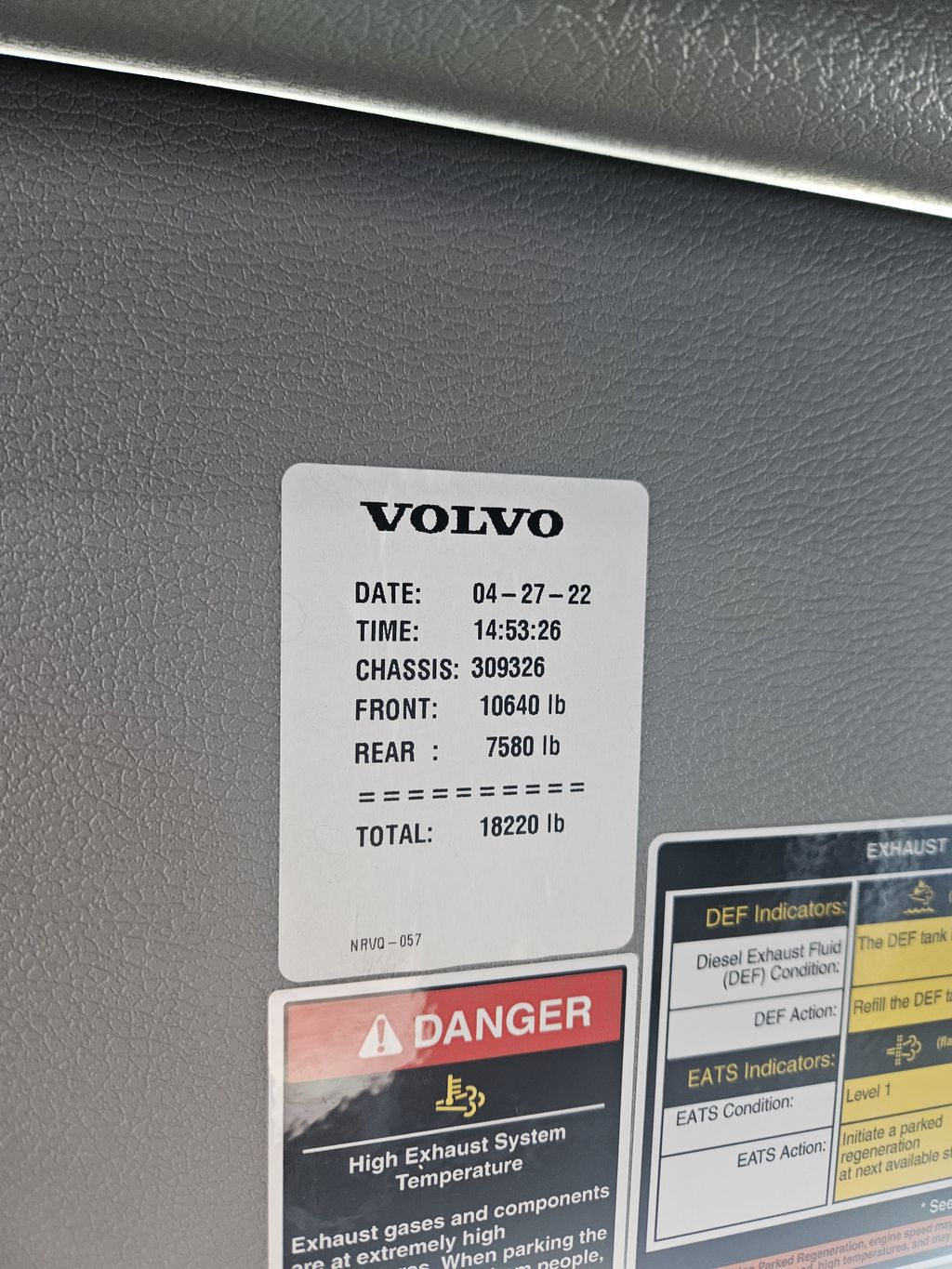 Slide images of 2023 VOLVO VNL64T860