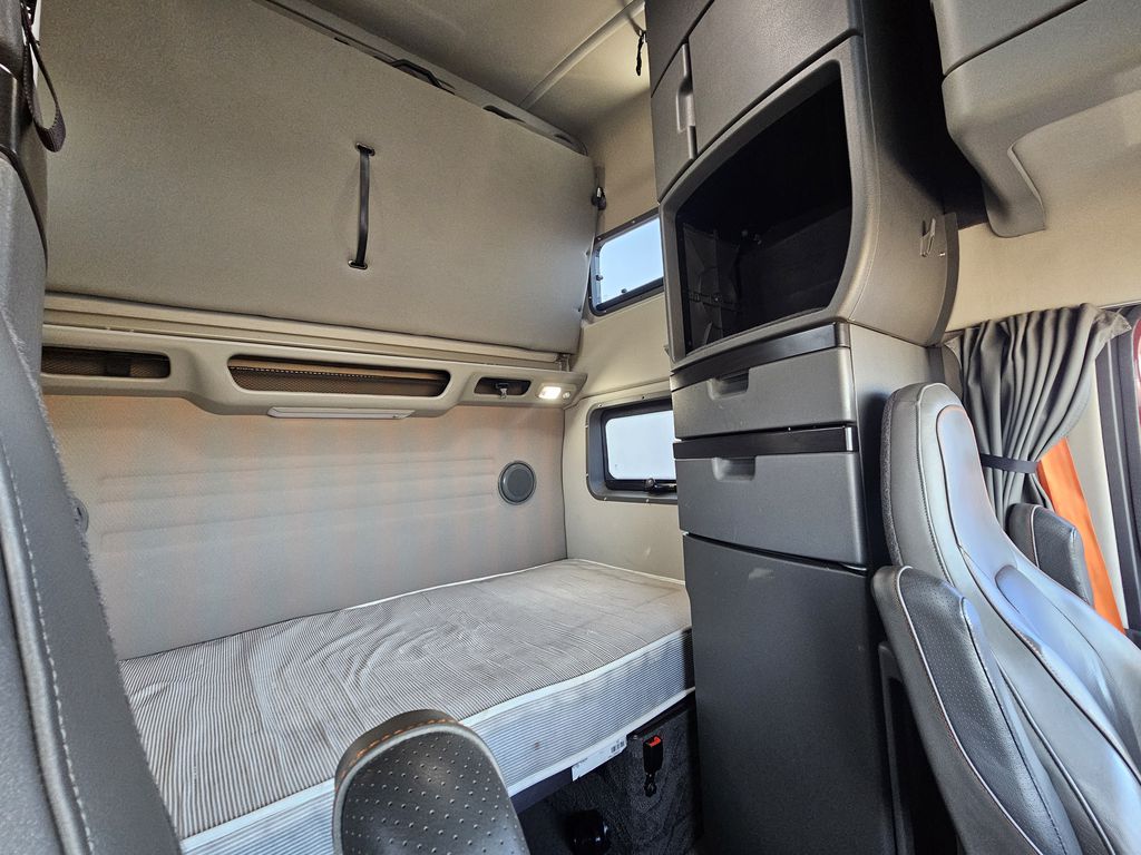 Slide images of 2023 VOLVO VNL64T860